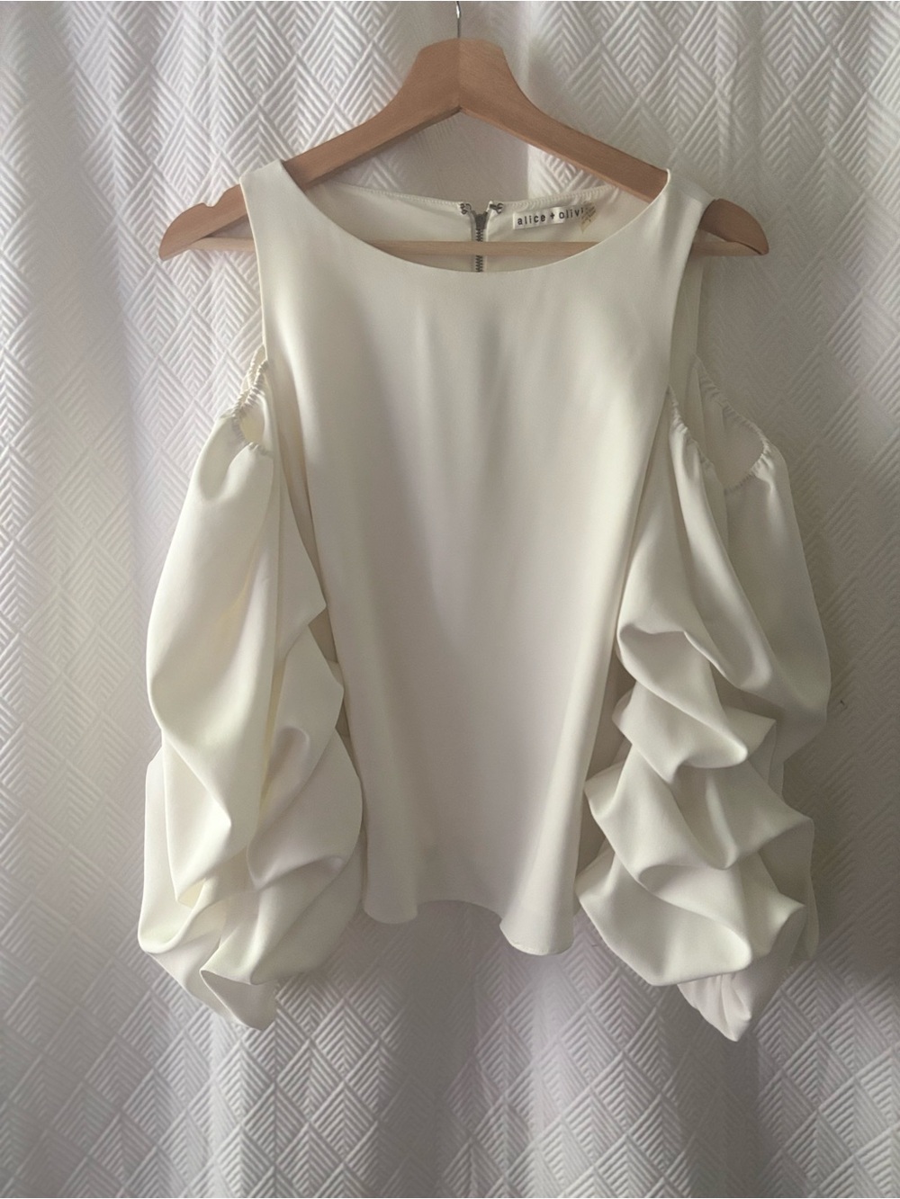 ALICE + OLIVIA White Cold Shoulder Ruched Ruffle Cordelia Long Sleeve Top Blouse